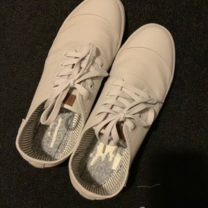 Bangs Shoes Mens 8 and Womens 9.5. In ice color which is basically an off white